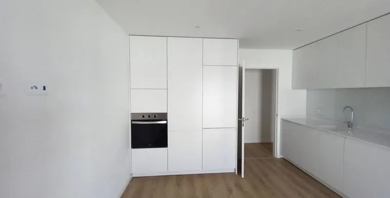 Cozinha branca em linha num apartamento acabado
