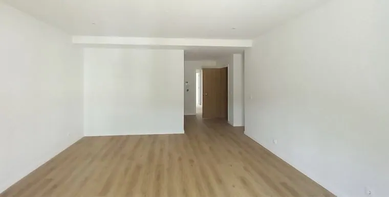 Sala de apartamento com pavimento em madeira, pronta a habitar