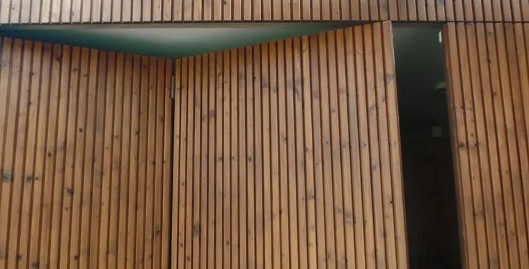 Fachada em ripado de madeira de um edifício reabilitado
